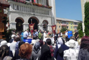 biserica-adormirea-maicii-domnului-cugir-slujba-rusalii-2016